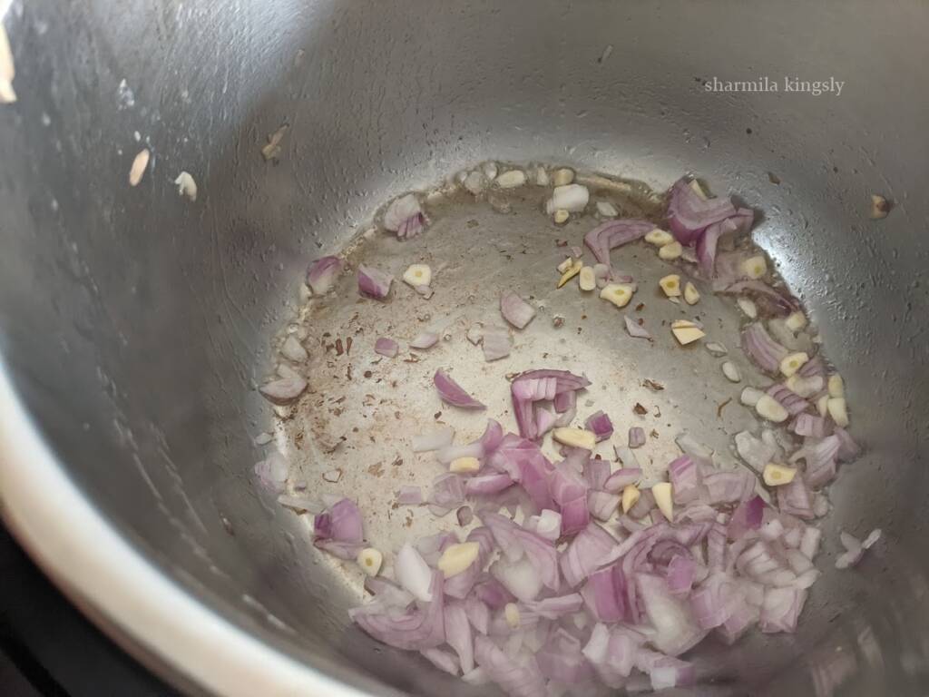 In the Instant Pot another 1 tbsp of oil. Add 1 finely chopped onion and chopped garlic. Saute till the onions are cooked soft.