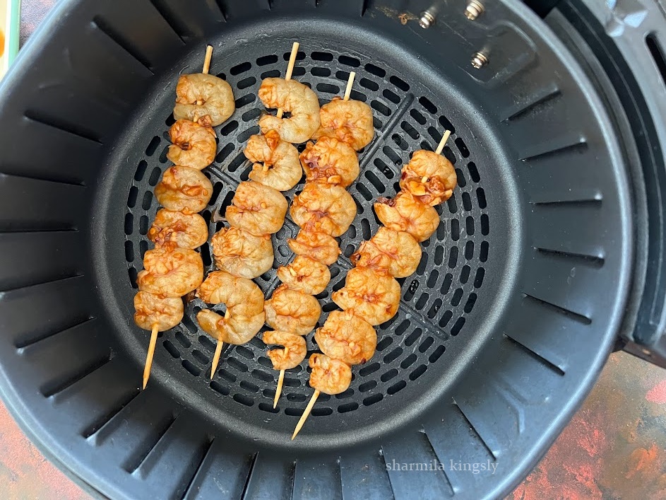 Preheat the air fryer to 392 F /200 C for 5 mins. Brush or spray oil to the preheat air fryer basket. Arrange the skewers without touching each other. Spray in some oil.