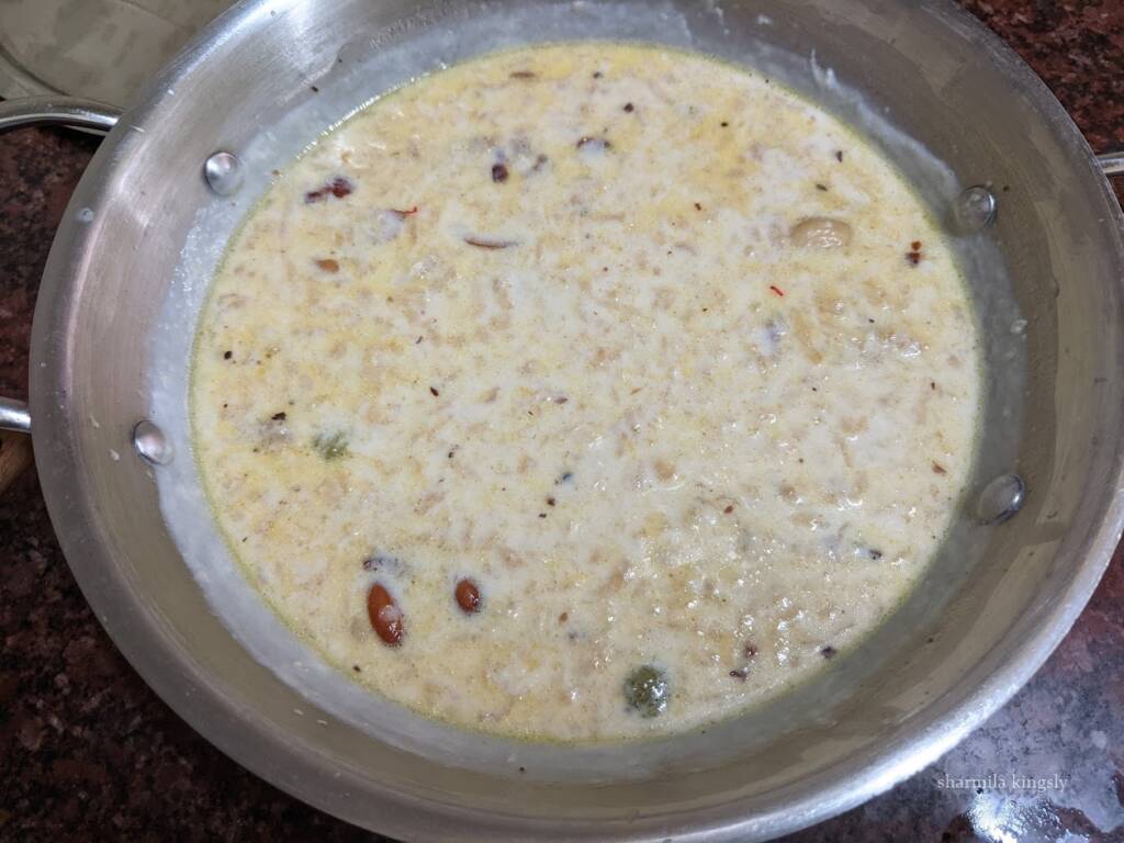 Now add the apple to the kheer and mix well. Keep the pan close for 30 mins and then serve chilled or as you prefer.