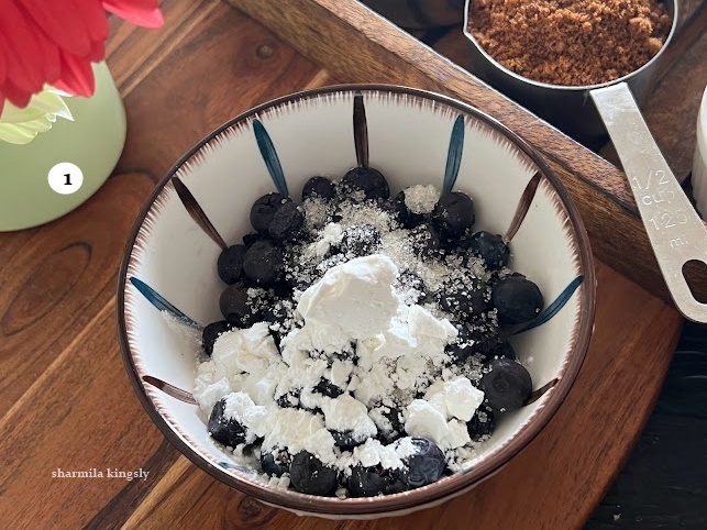 Wash blueberries thoroughly and pat them dry in a paper towel. Remove the excess moisture and transfer them to a bowl. add powdered sugar and lemon juice.